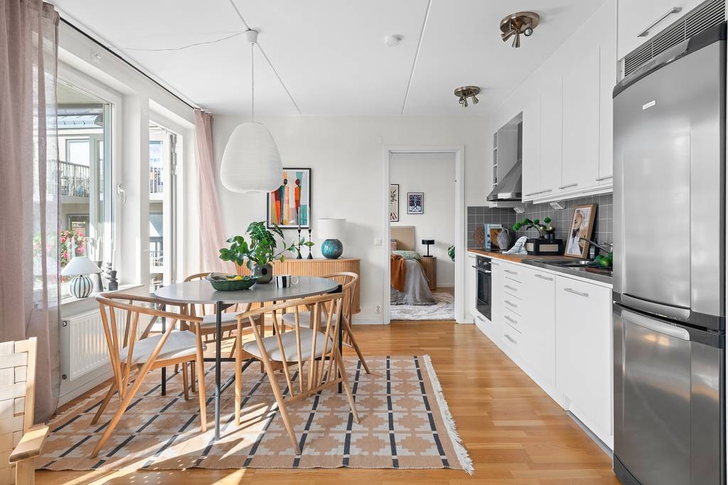 Kök efter styling med harmonisk möblering, textilier och dekor
