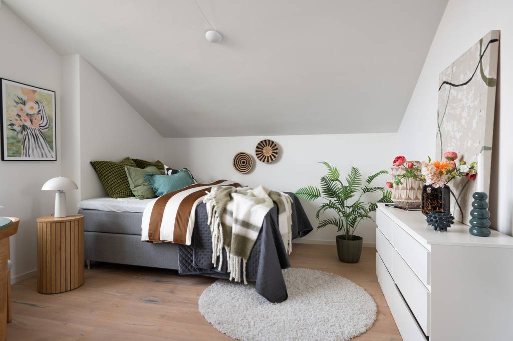Sovrum efter styling med mjuka textilier och harmonisk färgpalett