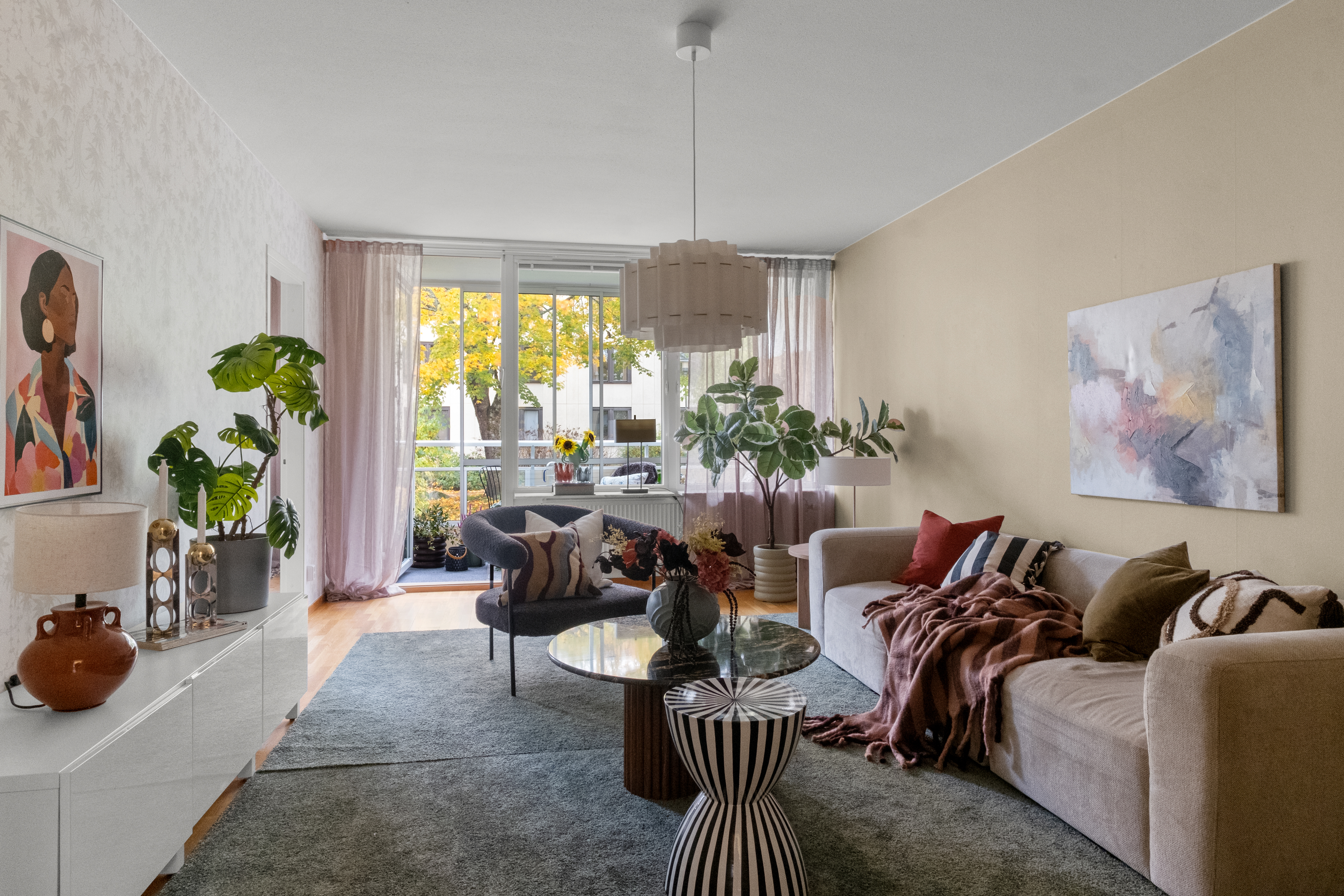 Vardagsrum efter styling med balanserad möblering och varm helhetskänsla